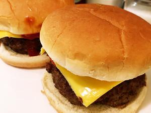 【牛肉汉堡】秒杀一切品牌，鲜嫩多汁的好吃😋的做法 步骤12