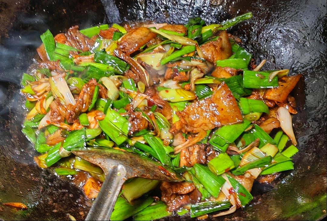 超级下饭的四川蒜苗回锅肉（甜辣口味）