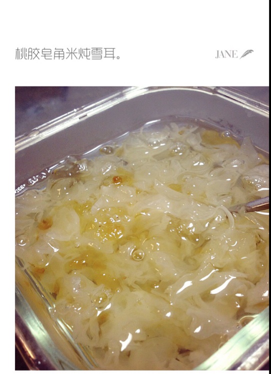 桃胶皂角米炖银耳