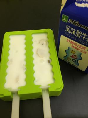 香蕉酸奶棒冰VS奥利奥酸奶棒冰的做法 步骤3