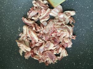 下饭神器羊排肉炒青椒的做法 步骤5