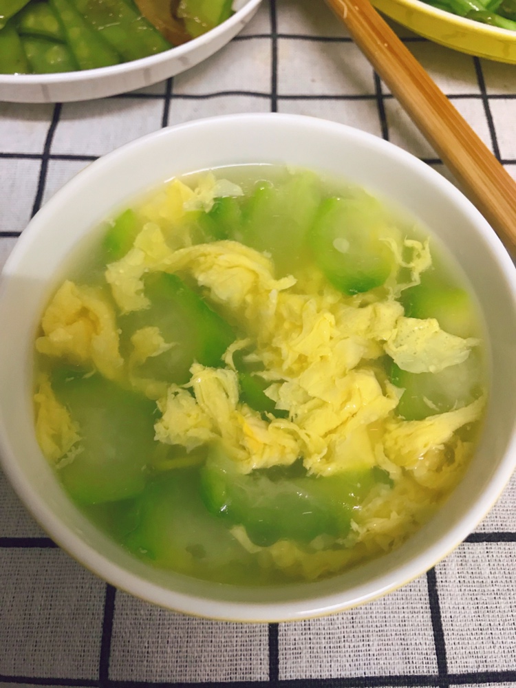 清淡的丝瓜鸡蛋汤的做法 步骤1
