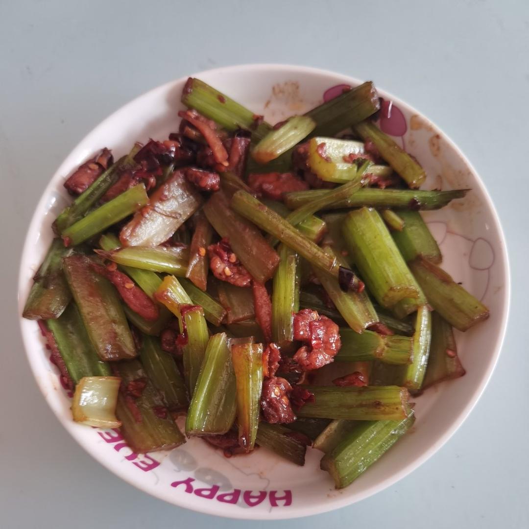 有点费米饭的芹菜炒肉