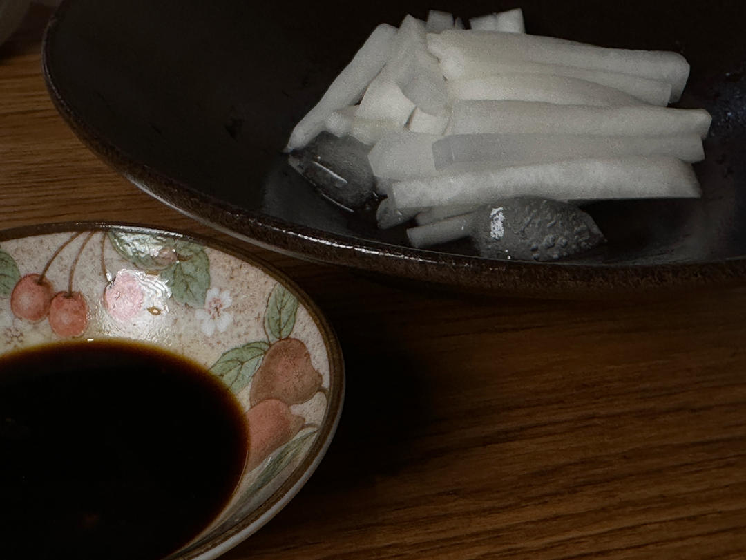 一碟清爽的萝卜条佐酱油与芥末｜日式风味萝卜条