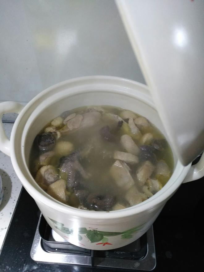 山蘑炖鸡汤的做法