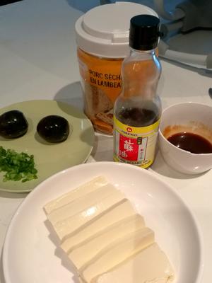 皮蛋肉松拌豆腐的做法 步骤1