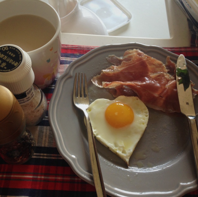 心形香肠荷包蛋