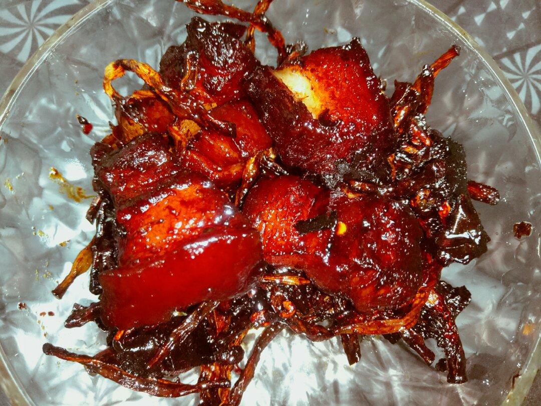 吃着碗里望着锅里的红烧肉