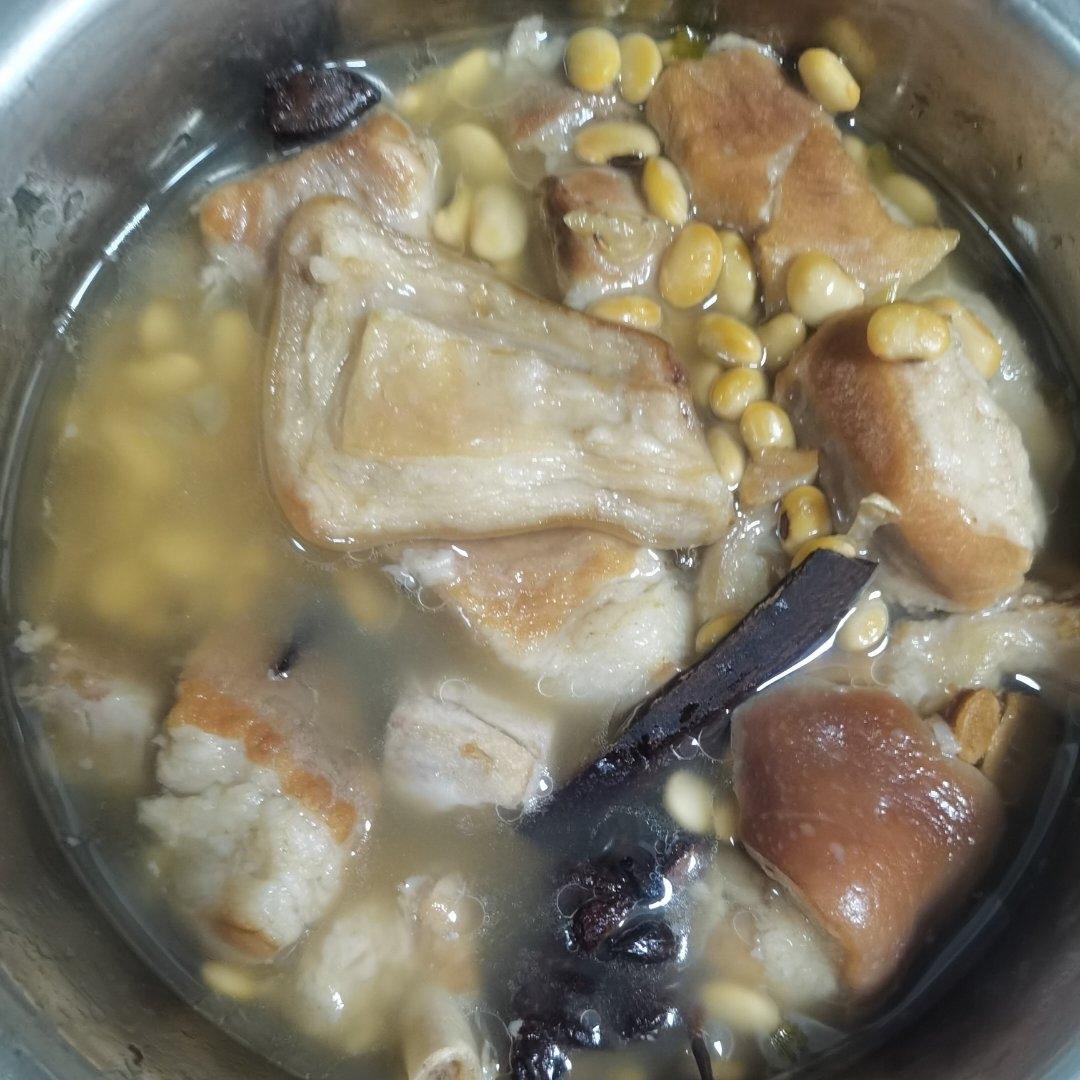 不油不腻不骚的清汤黄豆炖猪蹄猪脚汤