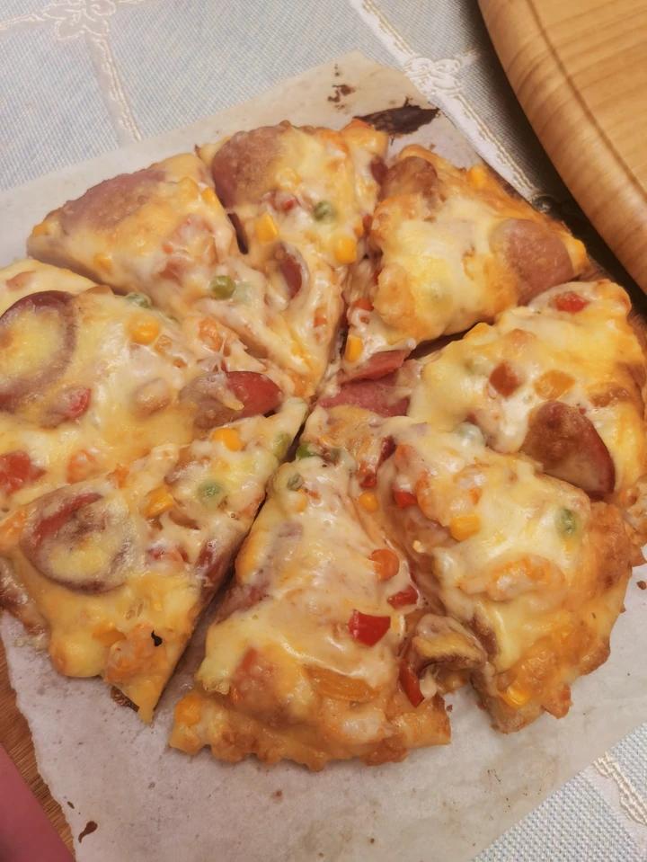 含宣软饼皮做法、自己在家也能做出馅料十足、超拉丝的美味诱人披萨