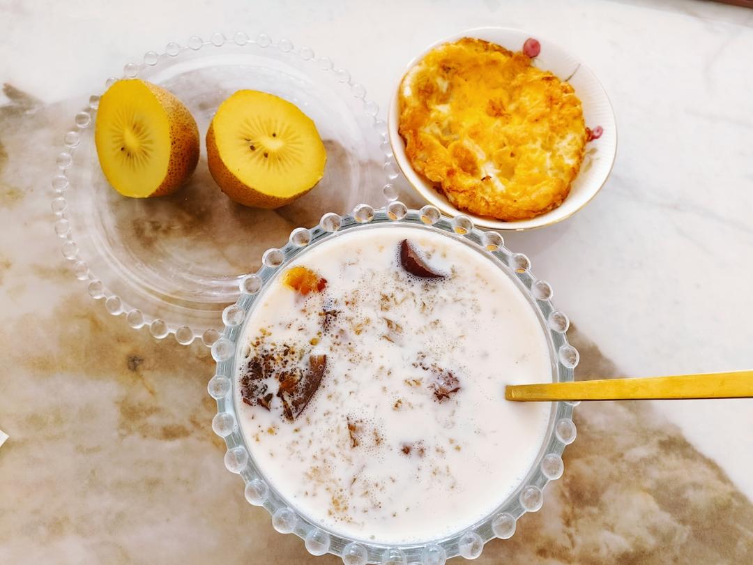 桃胶雪燕莲子牛乳（简单版）