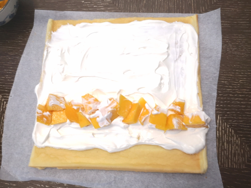 芒果奶油蛋糕卷的做法 步骤11
