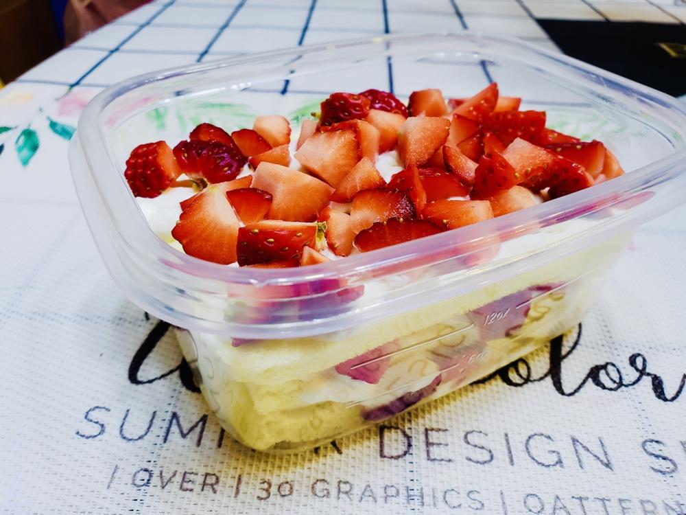 草莓奶油蛋糕盒子