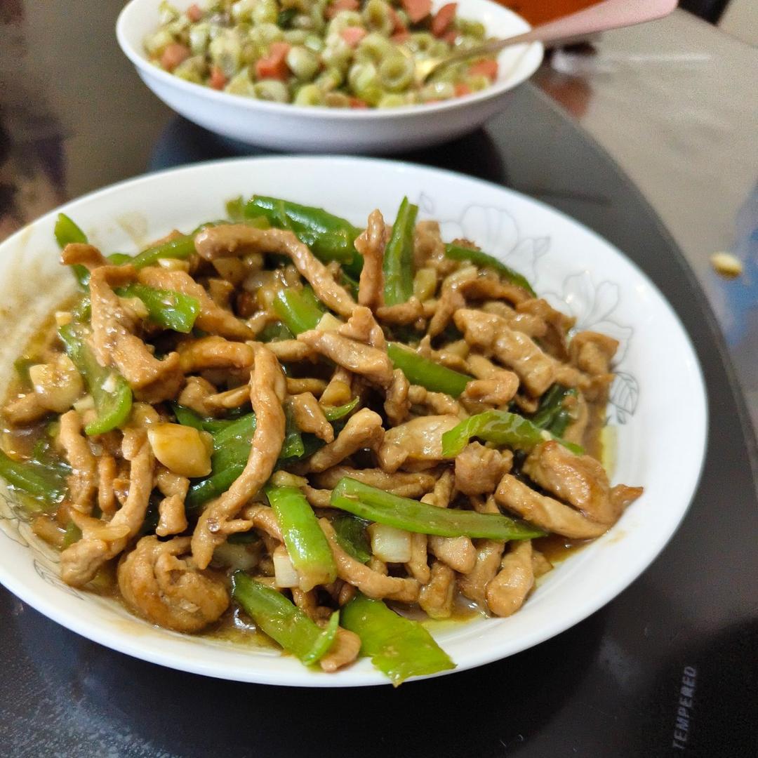 青椒肉丝，这样炒太好吃了。