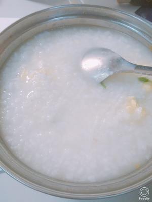 【一人食电煮锅食谱4】蒸饺+青椒鸡蛋+大米粥的做法 步骤3
