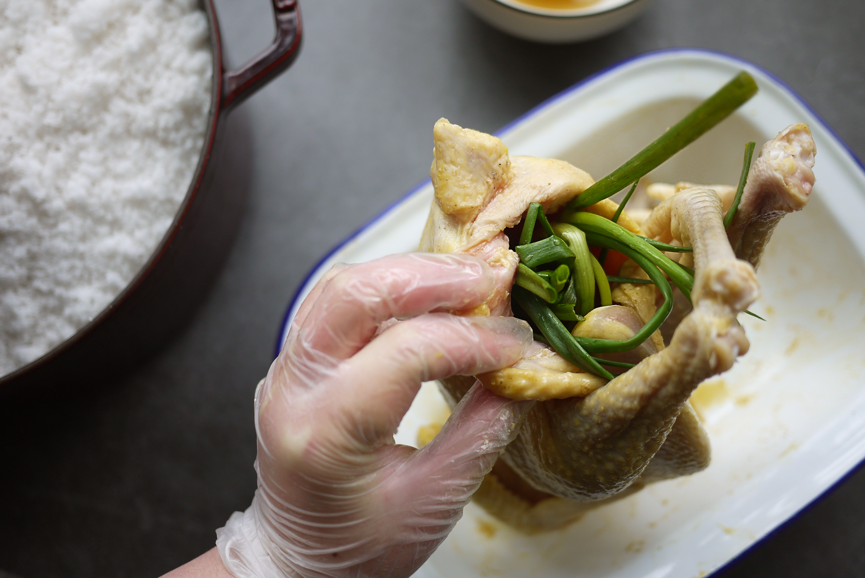 客家传统盐焗鸡-staub珐琅铸铁锅的做法 步骤3
