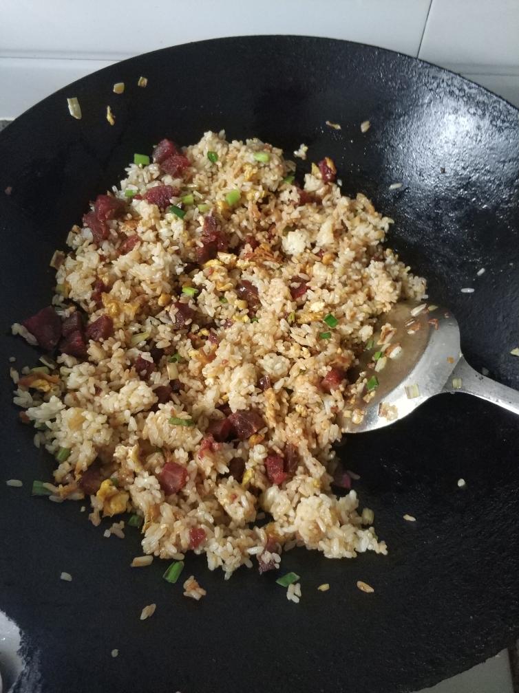 超级简单的酱油鸡蛋腊肠炒米饭