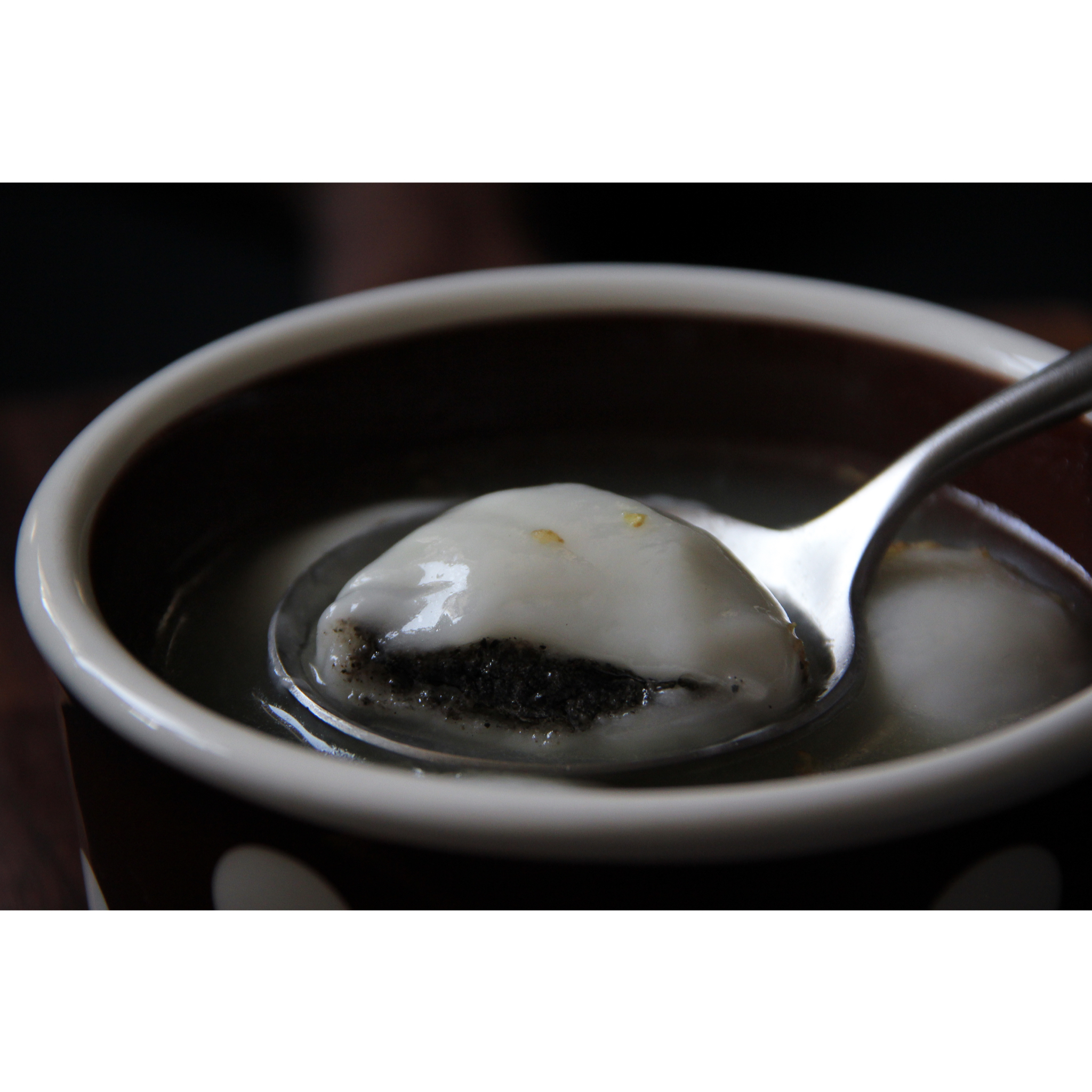 宁芝安朵做的黑芝麻汤圆