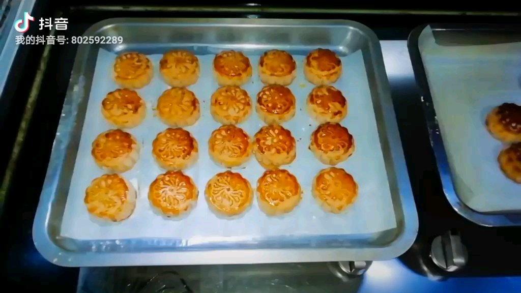 广式月饼—蛋黄莲蓉月饼