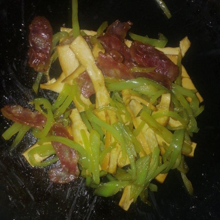 简单快手且巨巨巨好吃的尖椒腊肠香干