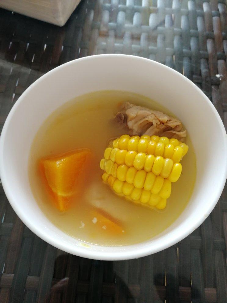 胡萝卜玉米排骨汤