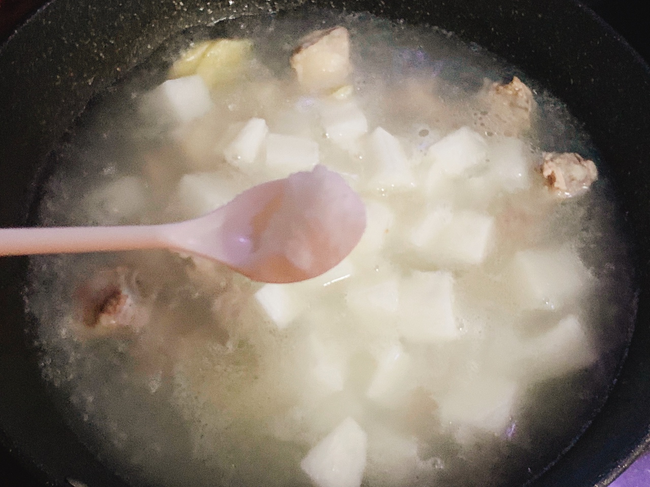 冬季养生汤❗️汤鲜味美～萝卜排骨汤的做法 步骤5