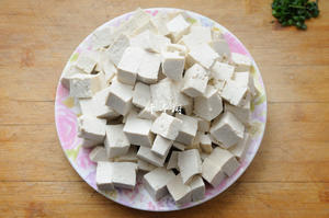 清炒豆腐块 鲜嫩可口又入味 最快手的豆腐炒法的做法 步骤2