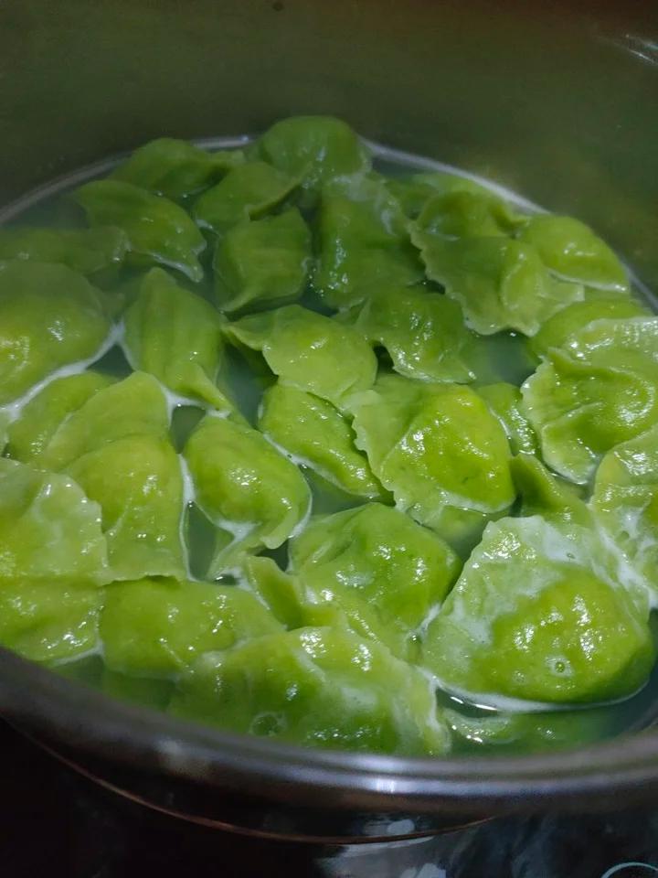 草莓奶茶做的绿皮饺子