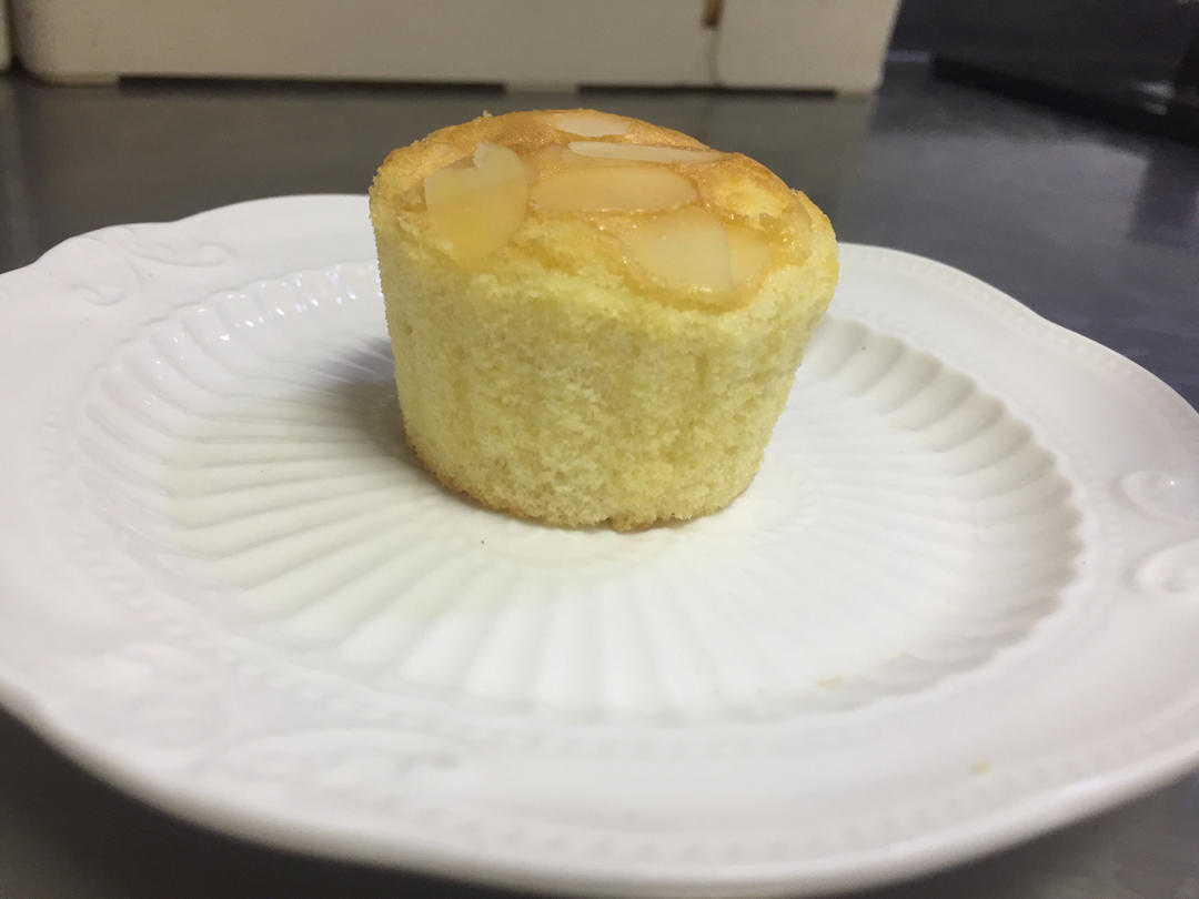 不皱不裂圆润饱满原味戚风纸杯蛋糕