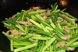 家常菜之蒜苔炒肉的做法 步骤5