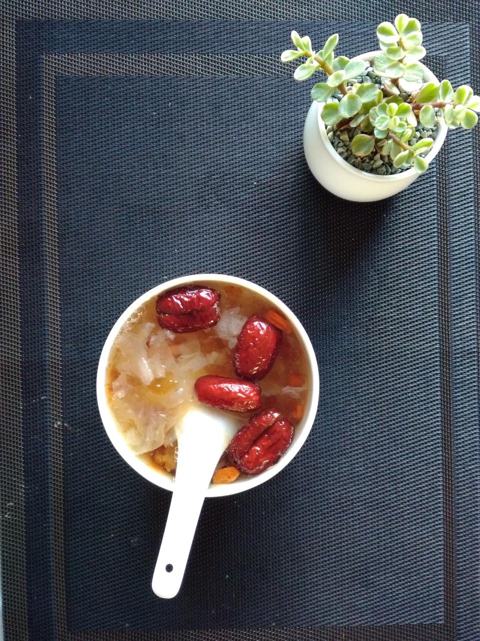 美容润肤 益气补血《桃胶皂角米百合银耳红枣羹》