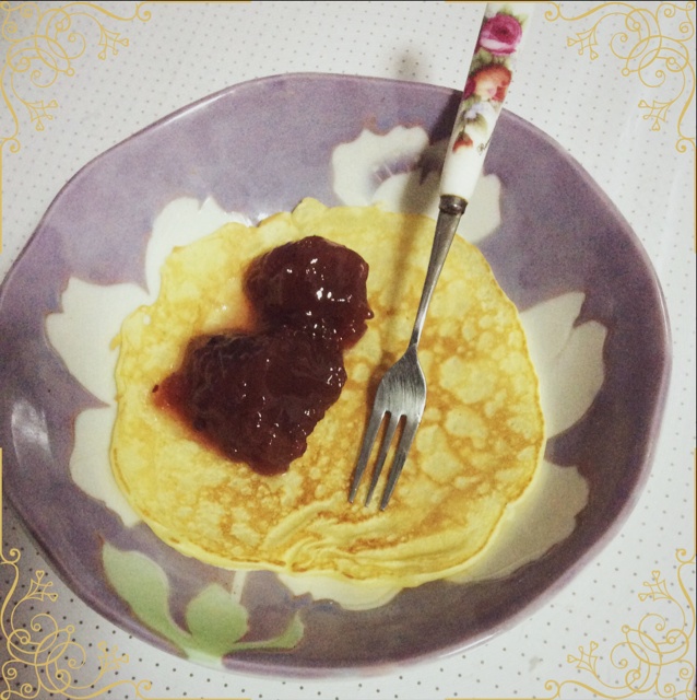 【酸奶松饼yogurt pancake】，搭上黑莓果酱和枫糖的美味。