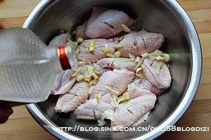 麻辣香锅鸡翅的做法 步骤3