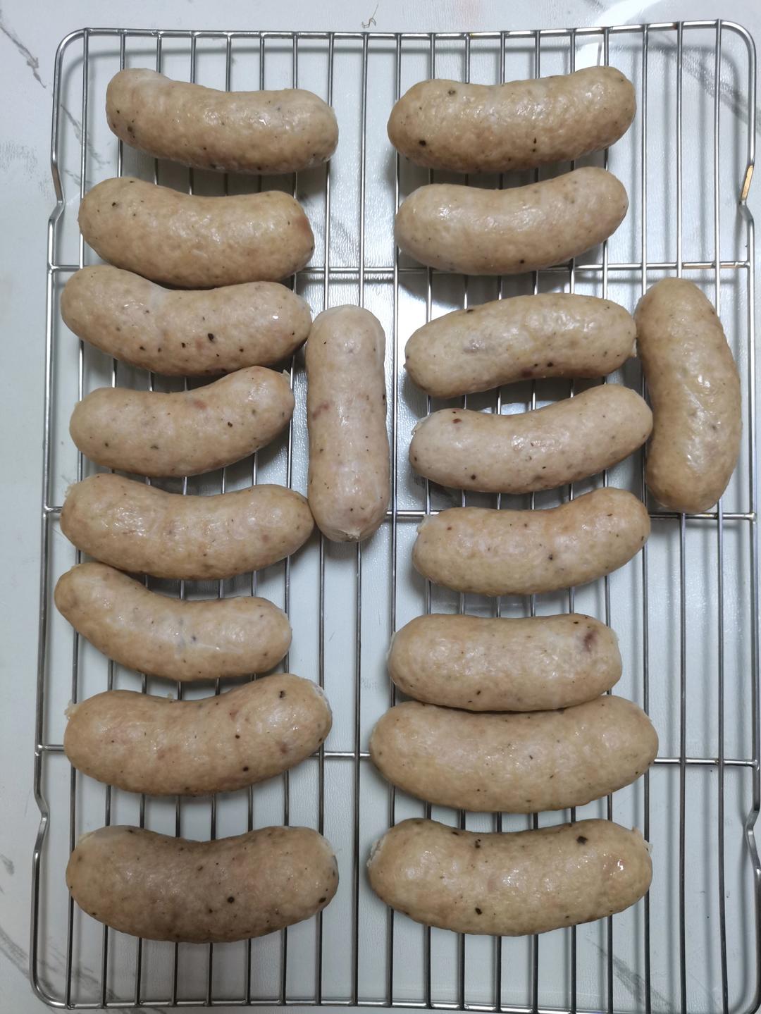 实验多次味道终于满意了～黑椒脆皮烤肠