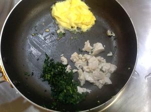 【快手辅食】青菜豆腐炒蛋黄（10m+）的做法 步骤7