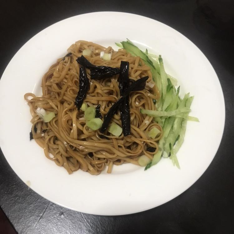 开洋葱油拌面