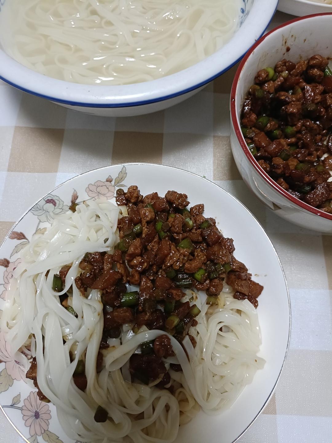 蒜苔炸酱面