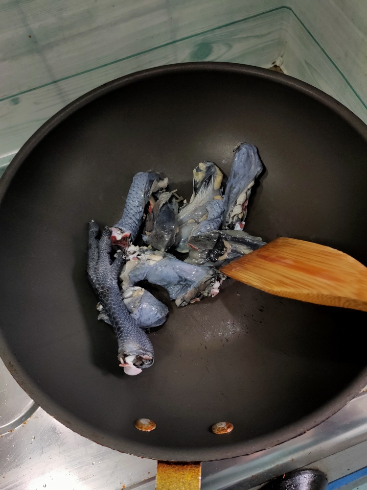 这样熬鸡汤最好喝：茶树菇炖鸡汤的做法 步骤3