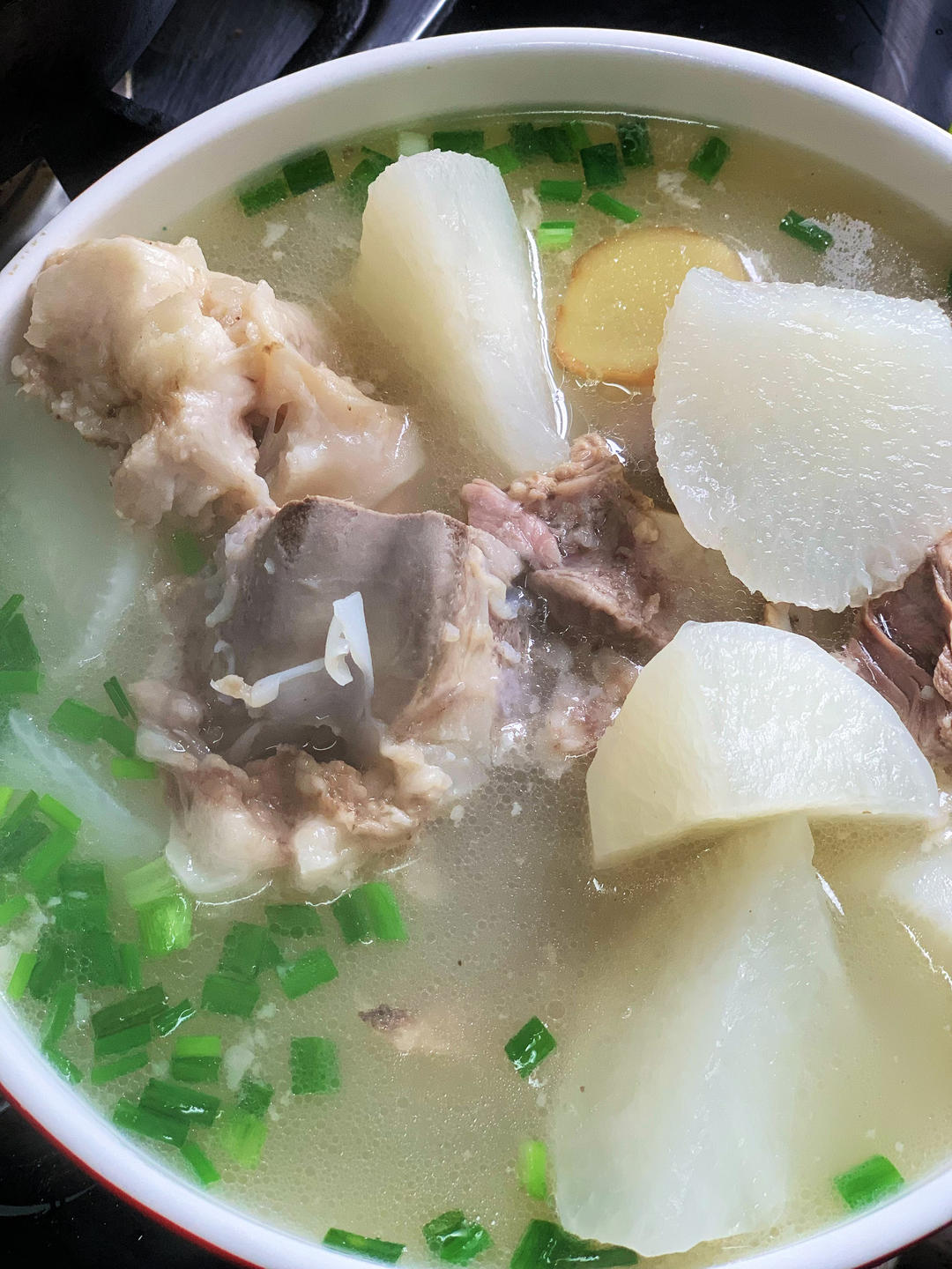 简单易学的懒人筒子骨炖萝卜汤，健脾、润肤、增髓，非常适合老人和小孩。