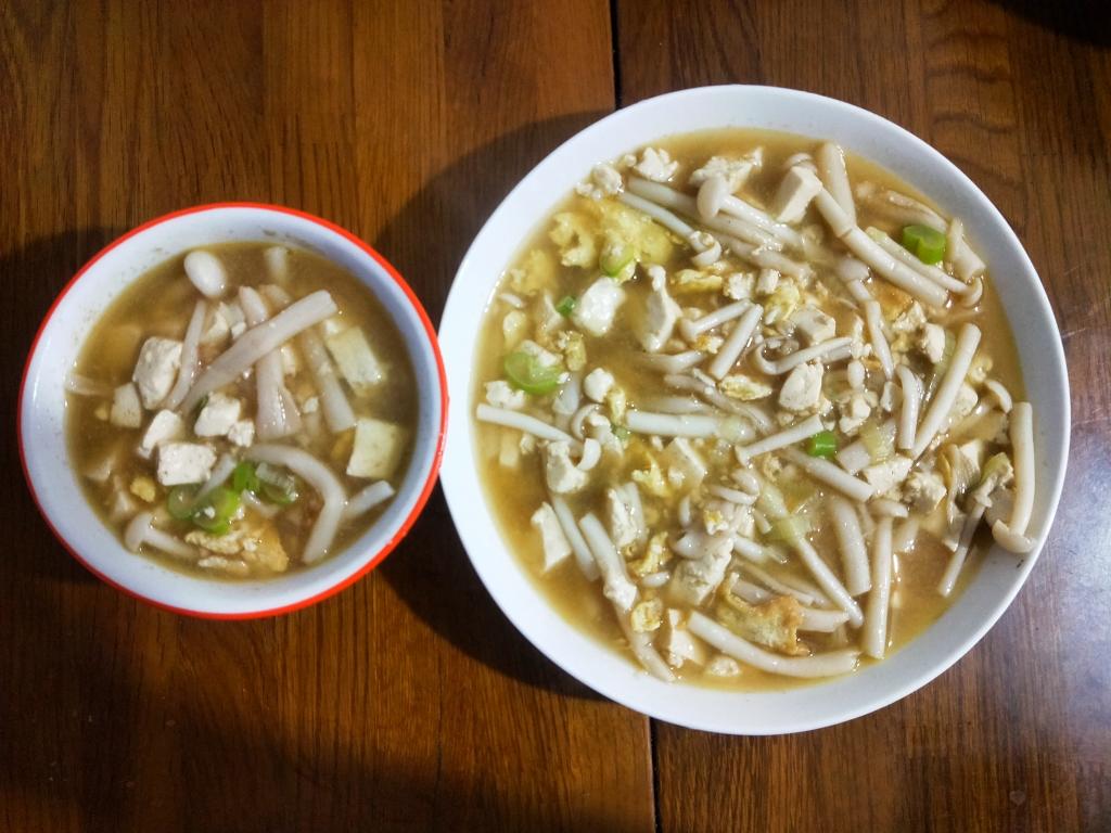 海鲜菇豆腐汤，超简单，晚上喝一碗暖暖的🍲