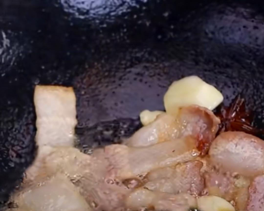 炒菜花清脆入味的做法 步骤3