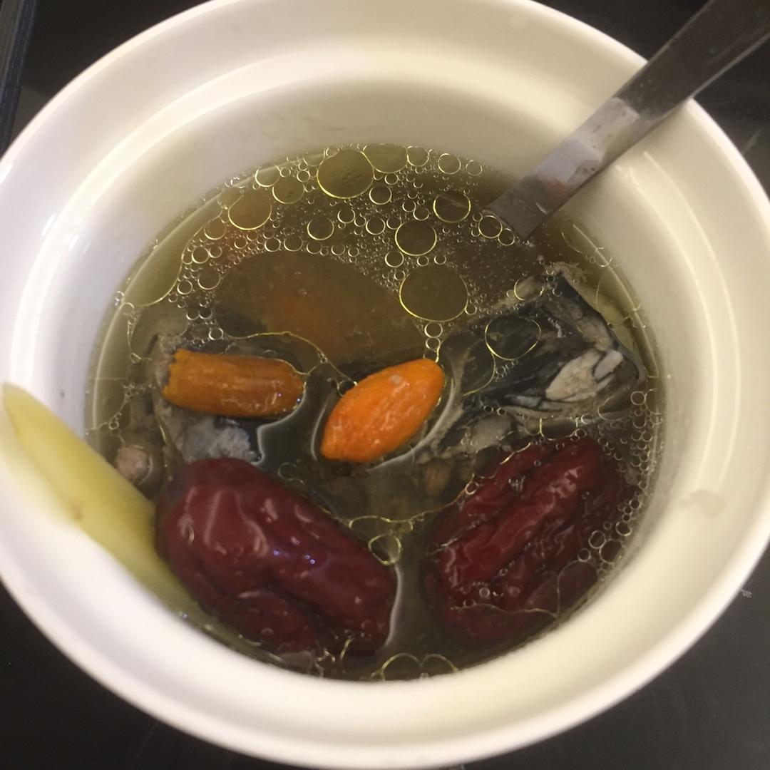 枸杞红枣乌鸡汤