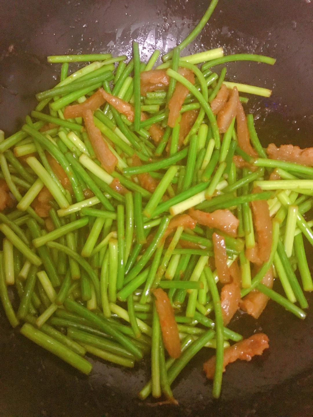 蒜苔炒猪皮的做法