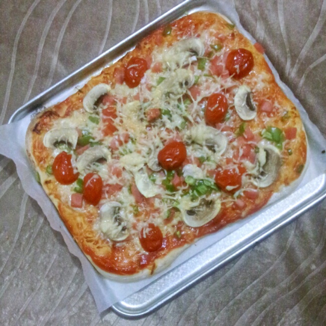 薄饼脆皮火腿pizza