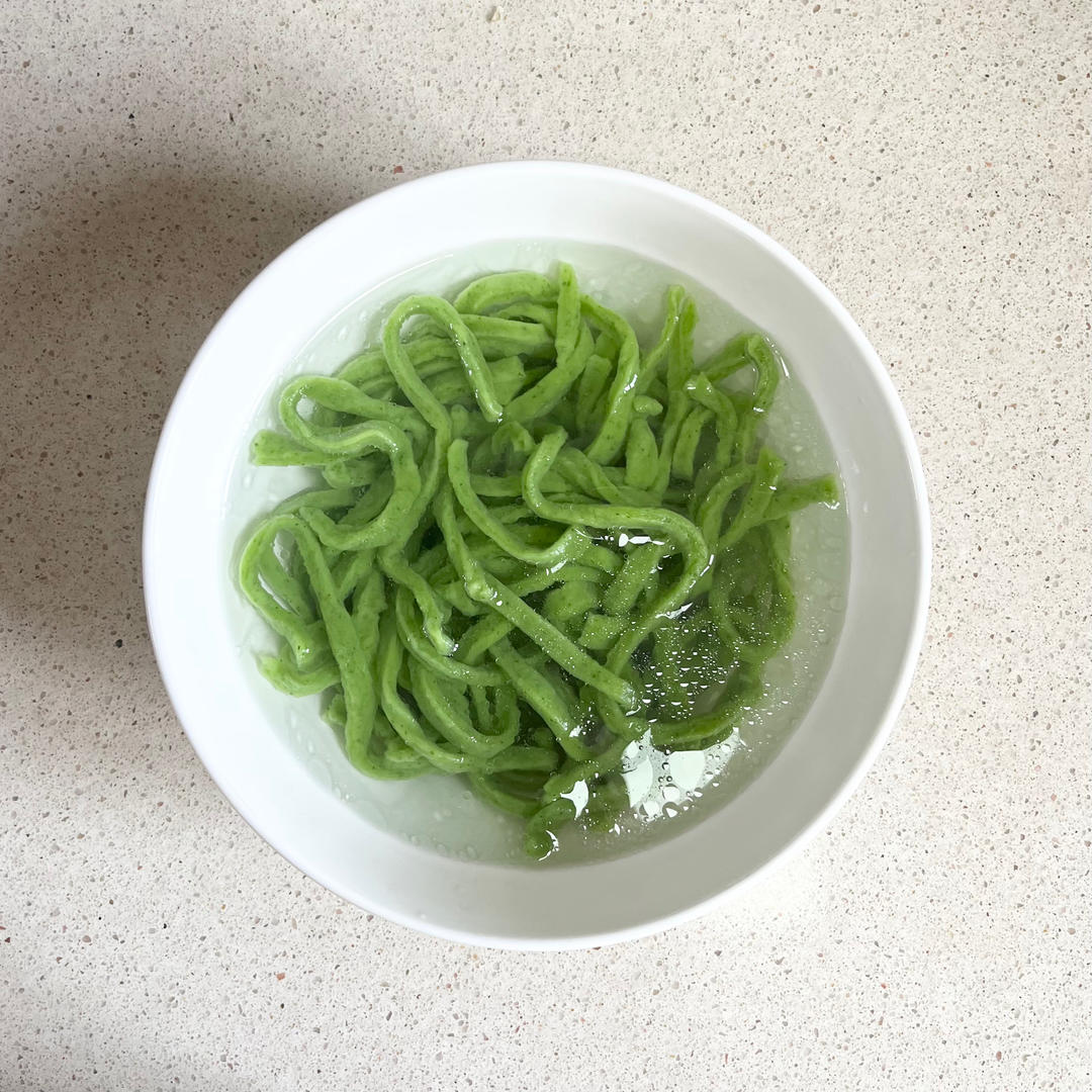 手擀菠菜面
