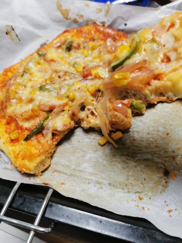含宣软饼皮做法、自己在家也能做出馅料十足、超拉丝的美味诱人披萨