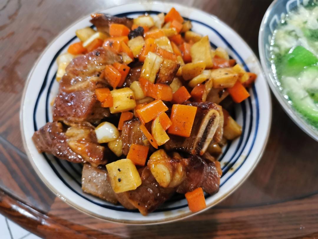 听起来就很好吃的黑椒蒜子牛肉粒