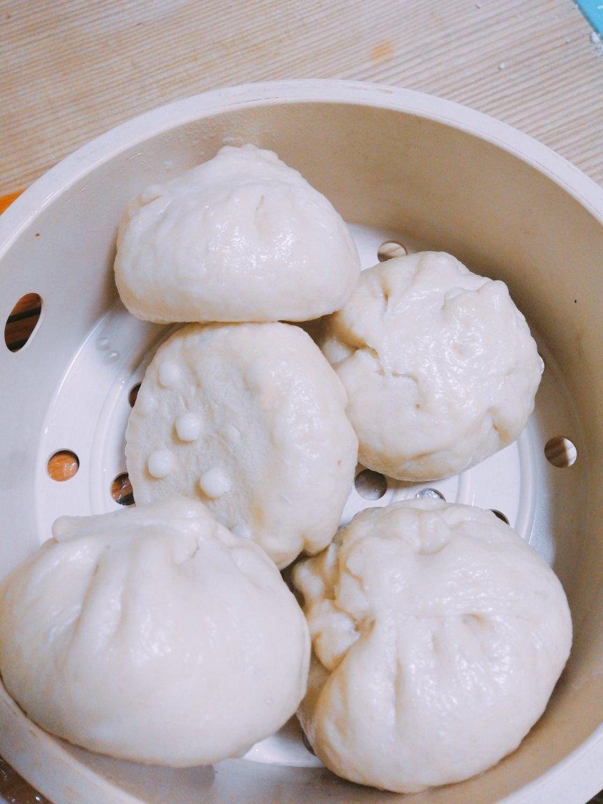 松软多汁的肉包子