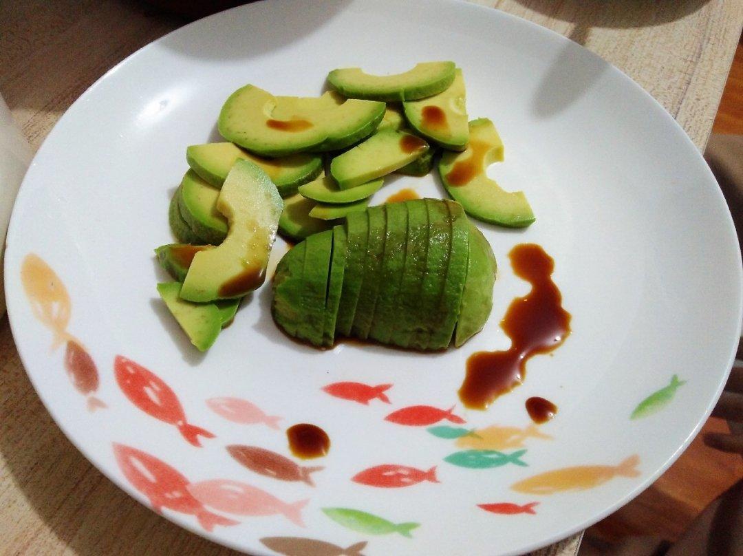 牛油果蘸酱油