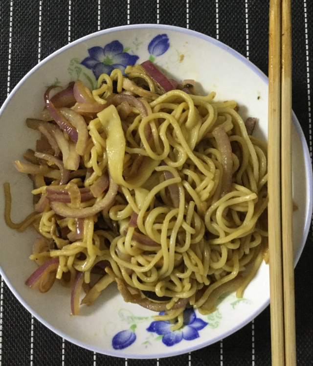 洋葱香菇培根炒面